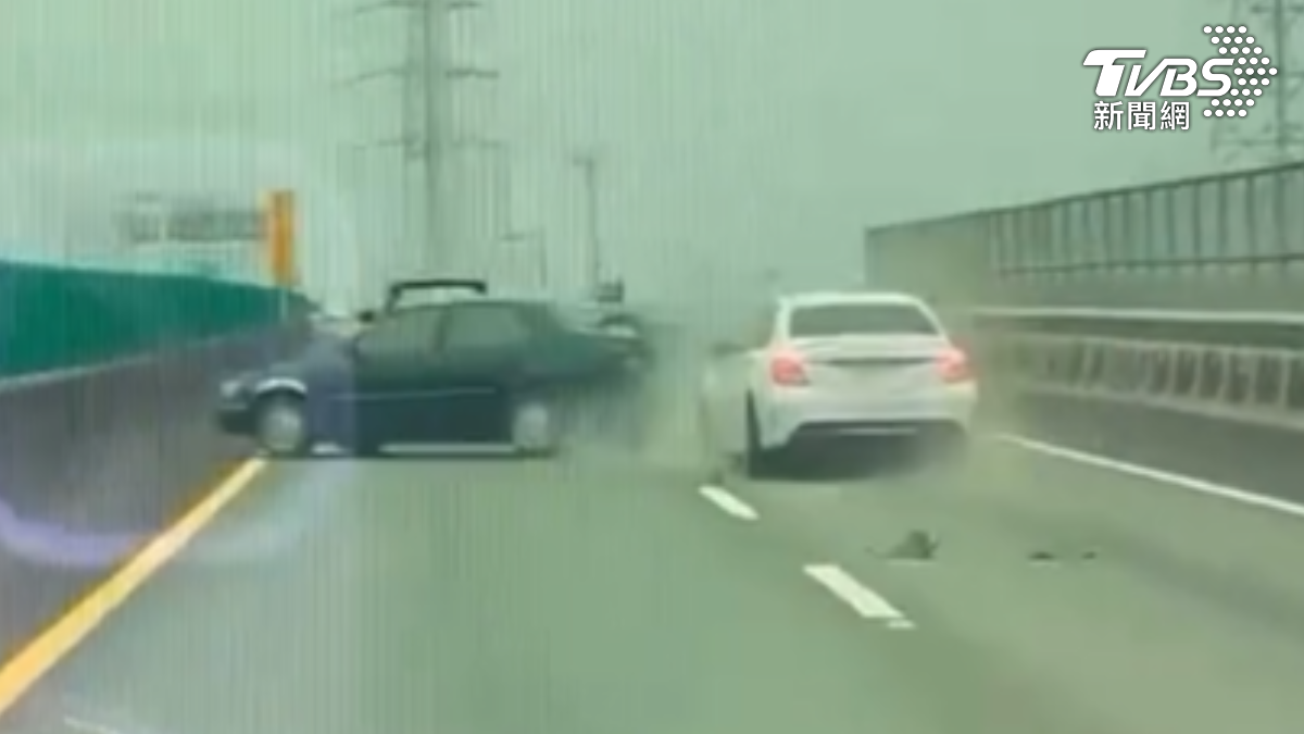台中國道4號清水路段同日也發生一起誇張的追撞車禍,一輛白色轎車突然衝出,朝黑色轎車撞去,導致對方失控衝撞護欄。(圖/翻攝Threads@jarimy.chen)