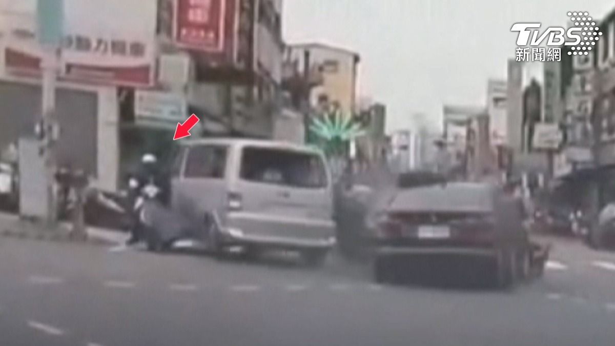 警匪追逐!賊車衝進機車海,毒蟲被抓「邊哭邊喊害怕」。(圖/民眾提供)