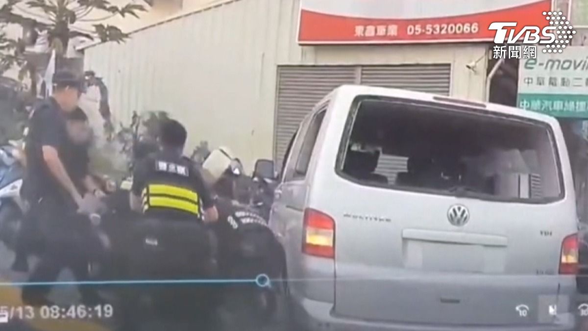 車輛衝入路邊機車堆中,嫌犯跳窗企圖逃跑仍被逮捕,警方還在車上查獲毒品及其他贓物。(圖/民眾提供)