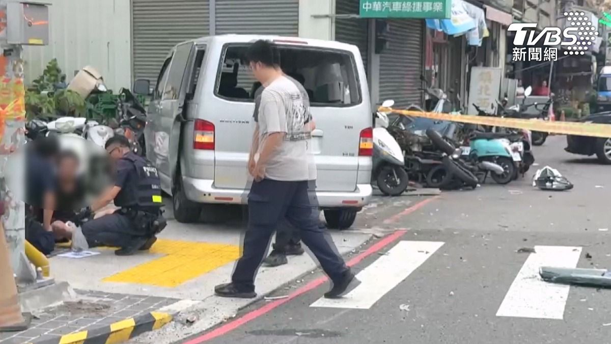 面對員警質問為何逃跑,嫌犯邊哭邊表示,因為警方要抓他,他很害怕。(圖/TVBS)