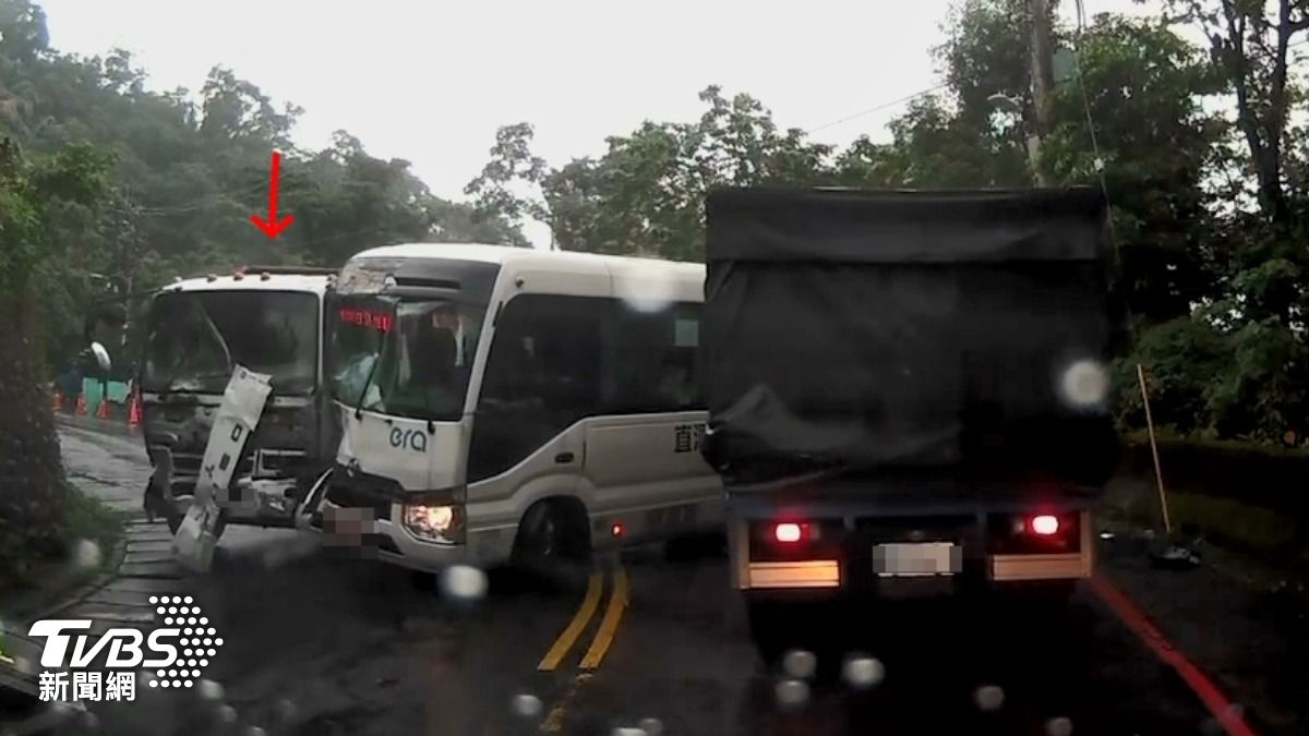 無人砂石車連撞翻覆，社區巴士8乘客傷。（圖／TVBS）