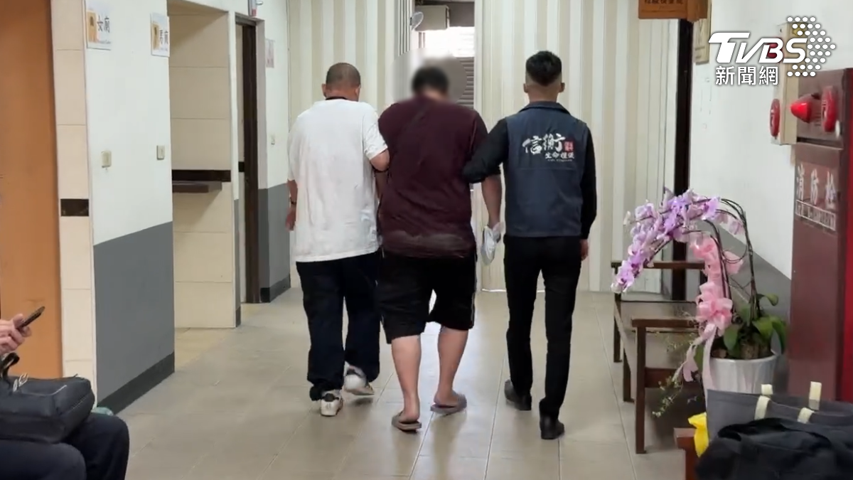 小兒子悲痛不已，前往殯儀館相驗時情緒難以平復，必須靠旁人攙扶才能行走。（圖／TVBS）