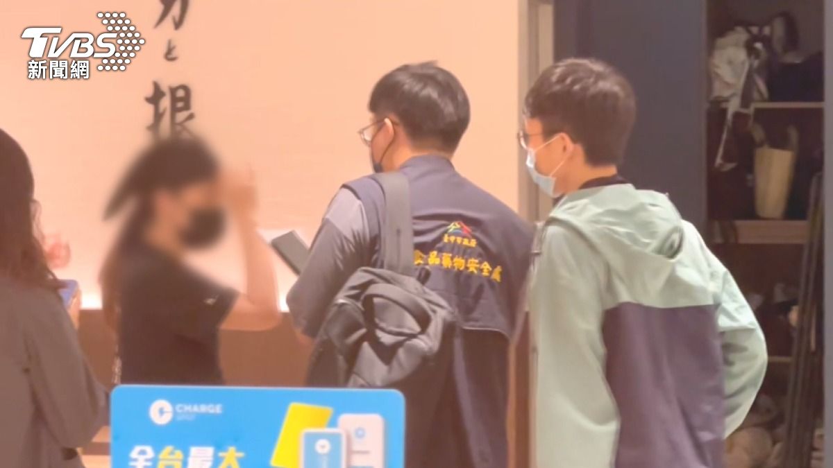連鎖拉麵店台中勤美店近日遭消費者投訴，指稱用餐後出現腹瀉、腹痛等身體不適症狀 。(圖／TVBS)