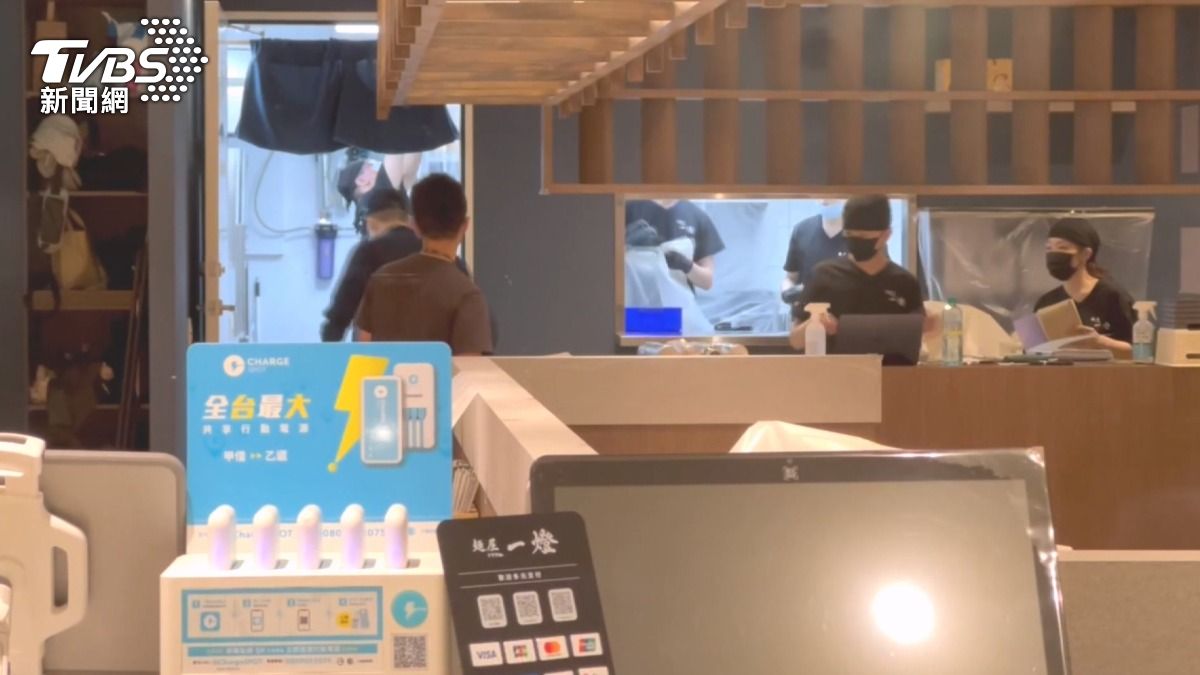 食安處人員到場前，業者已自費委託SGS將食材送驗，隨後稽查員進入店內抄寫資料，並逐一查驗廚房環境 。(圖／TVBS)
