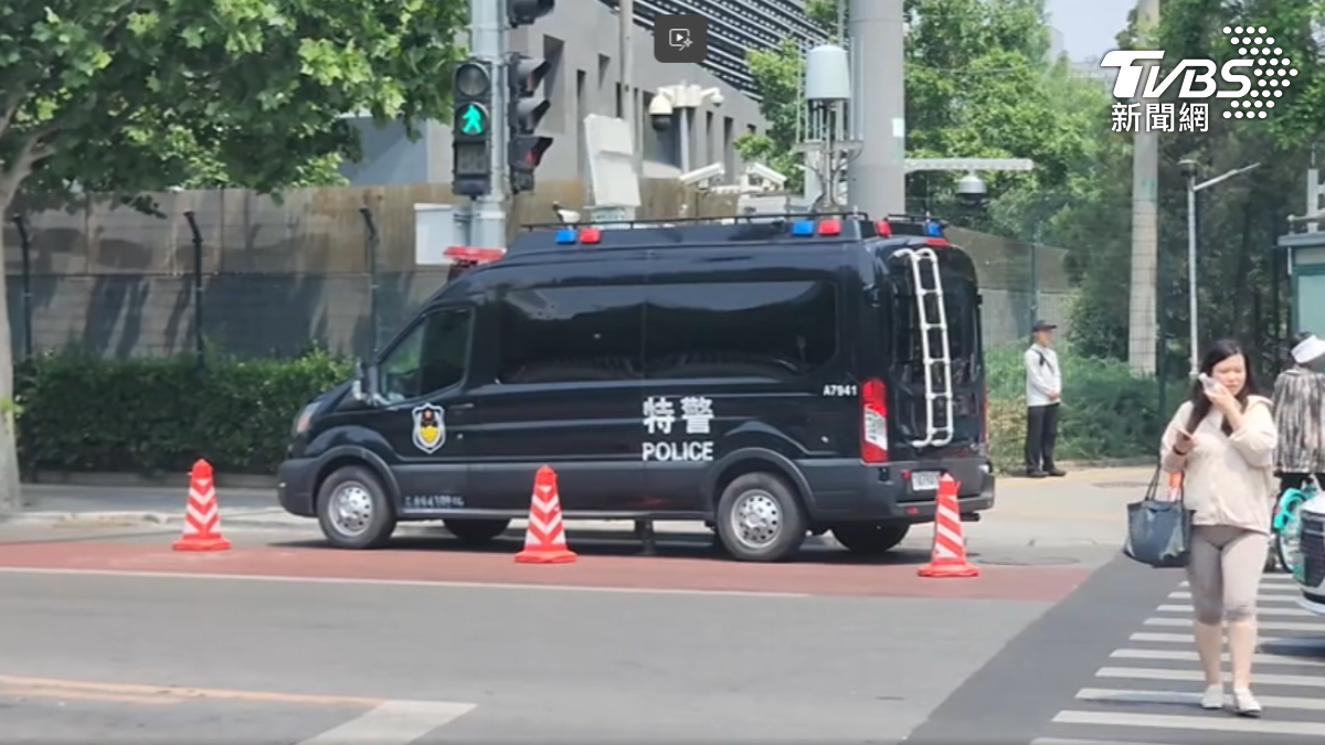 四季飯店周邊停滿超過40輛警車,大批公安及便衣持續加強巡邏。(圖/TVBS)