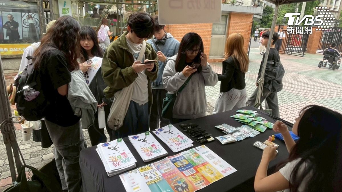 畢業季帶動學生旅遊熱潮,「趣遊青春祭」校園巡迴旅展南北全面開跑。(圖/TVBS)