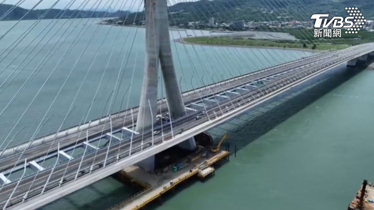 交通網紅發現機車道擋風牆螺絲鬆動,擔憂強風吹倒釀成傷亡,公路局澄清是為填補縫隙短暫轉鬆螺栓,呼籲民眾勿私自拆除。(圖/TVBS)