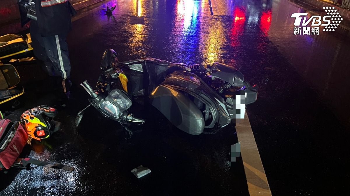 新北雨夜驚悚車禍！台64騎士撞護欄再撞轎車　重摔命危送醫