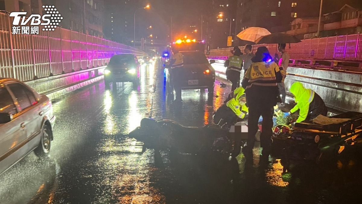 邱姓騎士先擦撞外側護欄,隨後失控撞擊同向汽車倒地。(圖/TVBS)