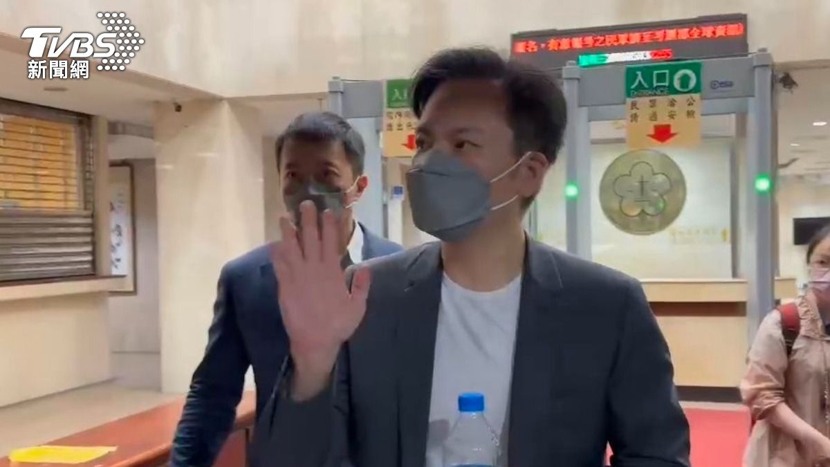 面對現場媒體追問是否有要說明或澄清,李宜展僅揮手示意,拒絕發表任何評論。(圖/TVBS)