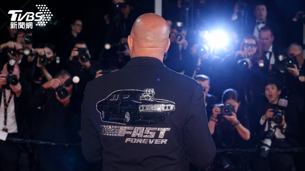 馮迪索西裝外套刻意秀出「Fast Forever」的下一集標題。(圖/達志影像美聯社)
