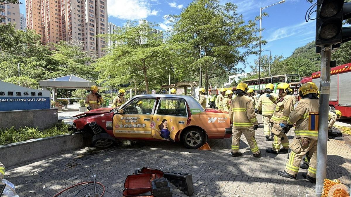 香港牛頭角嚴重車禍!計程車失控衝人行道 釀1死4傷