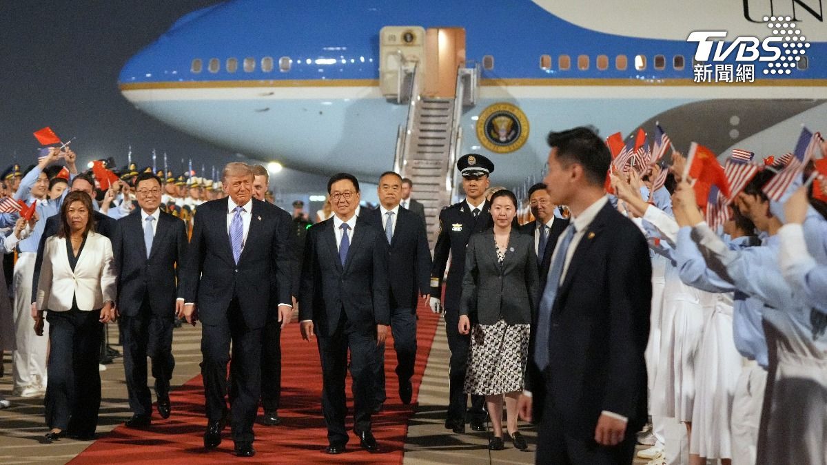 美國總統川普13日晚間抵達中國、展開為期3天的訪問。(圖/達志影像美聯社)