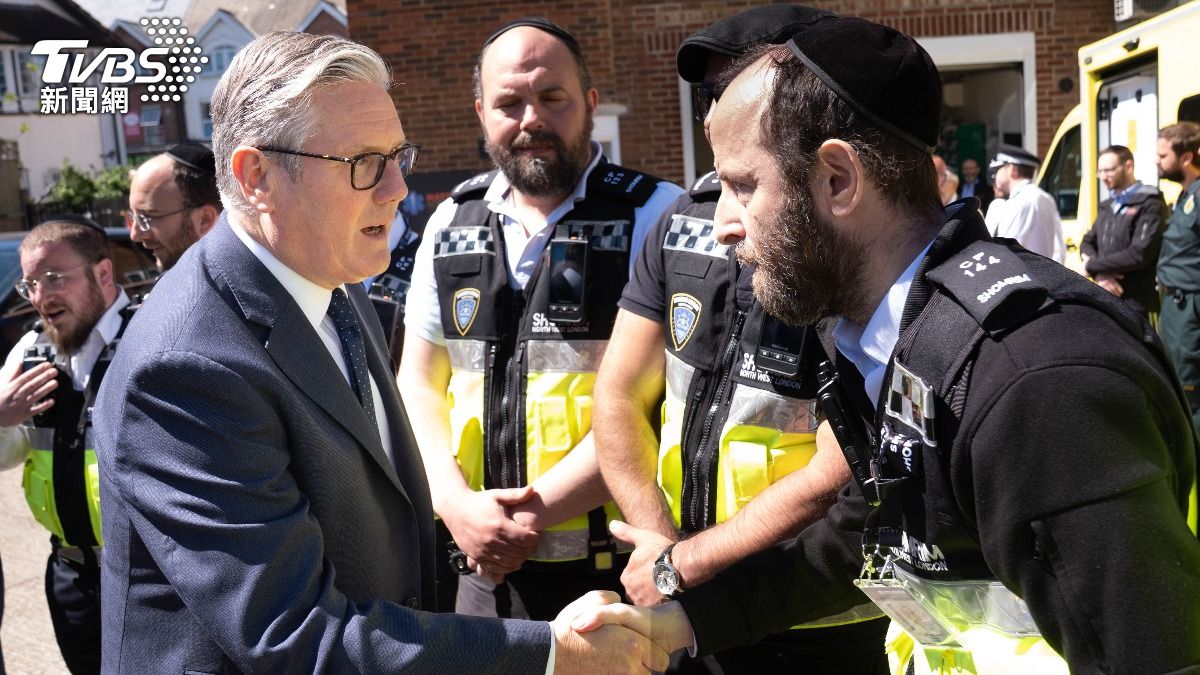 英國首相施凱爾(左)4月底視察一起反猶攻擊現場。(圖/達志影像美聯社)