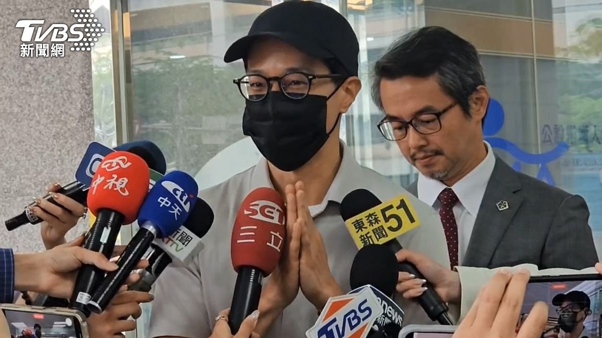 薛仕凌雙手合十受訪。(圖/TVBS)