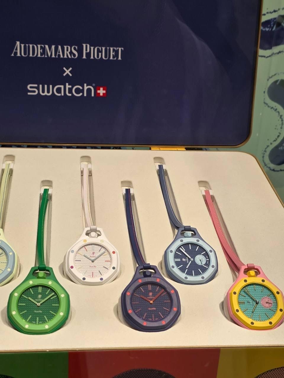 Swatch專門店的展示櫃,已放出AP x Swatch的實物。(圖/香港01)