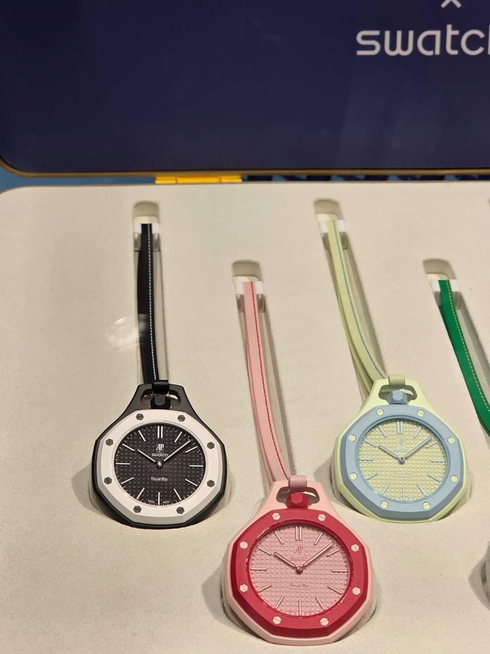 Swatch專門店的展示櫃,已放出AP x Swatch的實物。(圖/香港01)