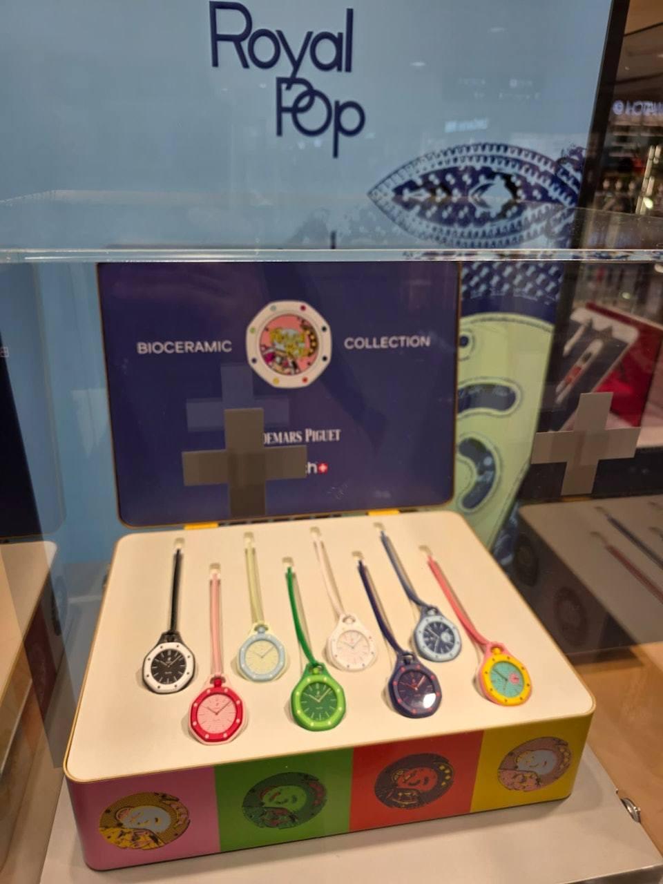 Swatch專門店的展示櫃,已放出AP x Swatch的實物。(圖/香港01)