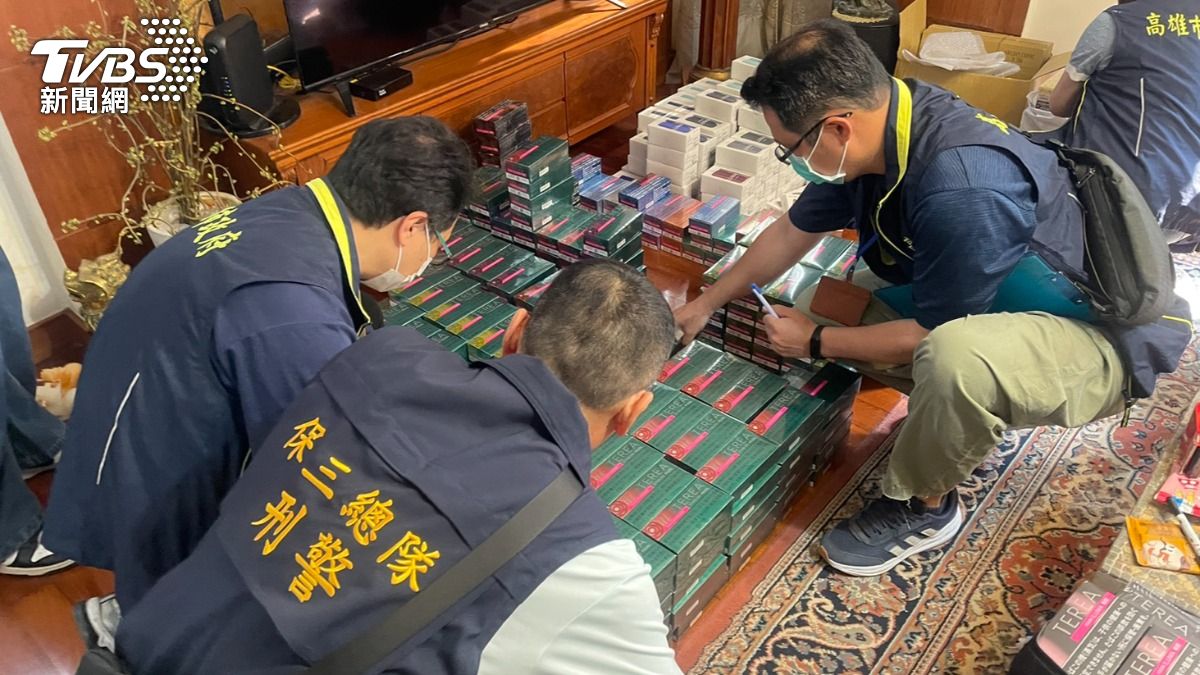 高雄警方破獲一起大型私菸走私案,保三總隊會同衛生局,直衝一處不起眼的民宅,沒想到屋內竟然堆滿大量加熱菸,數量多到宛如一座小山(圖/TVBS)