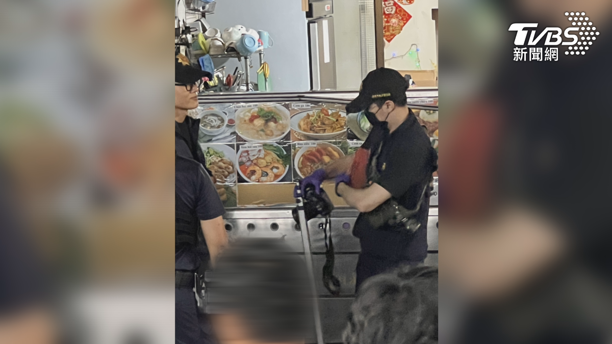 台南永康一名越南籍逃逸移工,深夜帶著武士刀到越南小吃店消費,還要求把刀借放在店裡,遭絕後他突然暴怒,把玻璃門踹破,還自爆自己剛打完人(圖/民眾提供)