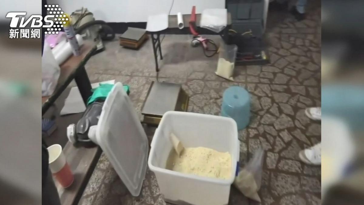 警方攻堅製毒工廠,現場查獲大量毒品及製毒原料。(圖/TVBS資料畫面)