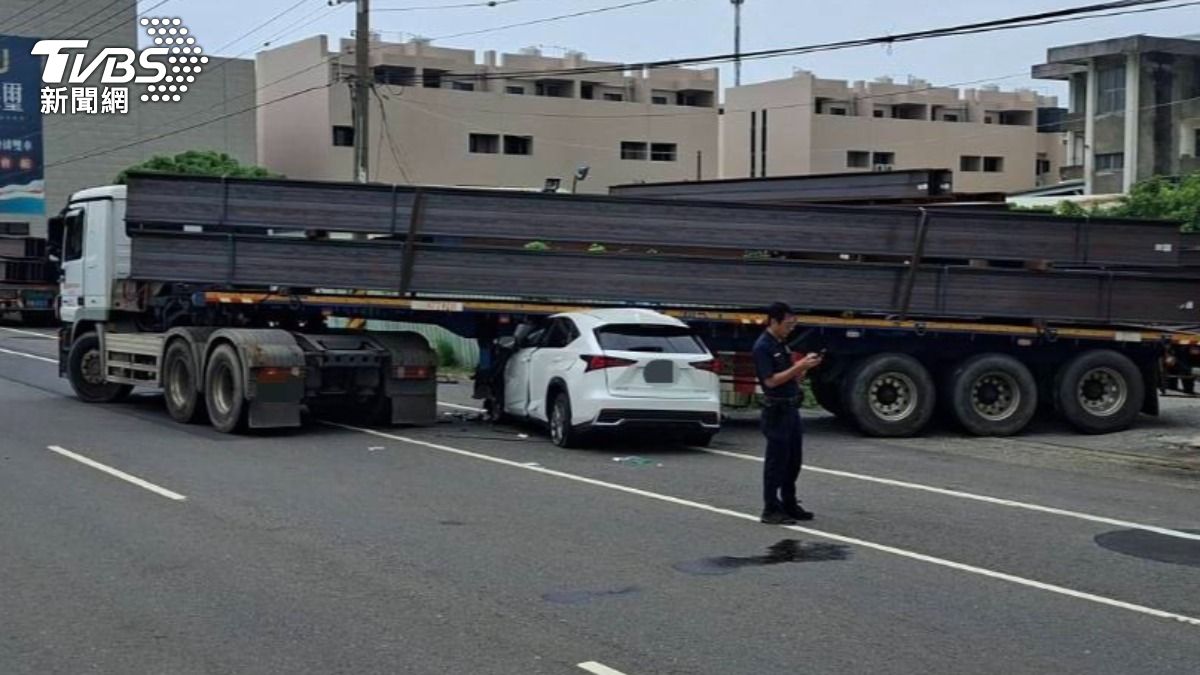 高雄小客車連環撞!下秒整台插入「曳引車底盤」 駕駛重傷命危