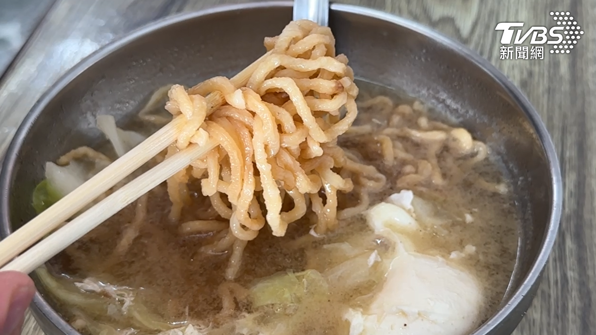 高雄大樹有一間肉圓店最近卻因為鍋燒麵在社群上引發討論,店家推出50元的簡配版鍋燒麵,被稱作是月底救星,沒想到意外讓銷量增加三成(圖/TVBS)