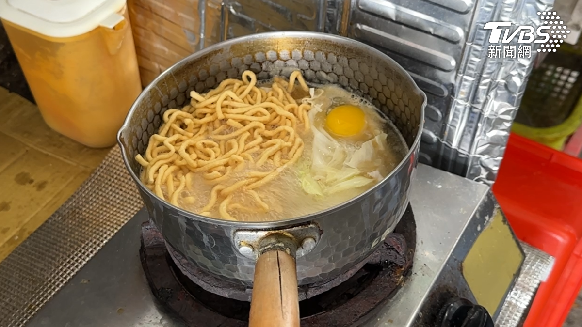 業者本業其實是間肉圓店,沒想到意外開拓出新客源,和其他店家的原味鍋燒比一比,簡配版,單純只有麵、雞蛋和高麗菜,賣50元(圖/TVBS)