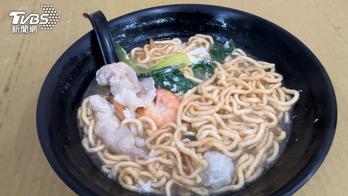 另一家店的鍋燒麵則包含意麵、青江菜、雞蛋及火鍋料,一碗要價75元,若客人不要火鍋料,可以換成蔬菜或其他想吃的配料(圖/TVBS)
