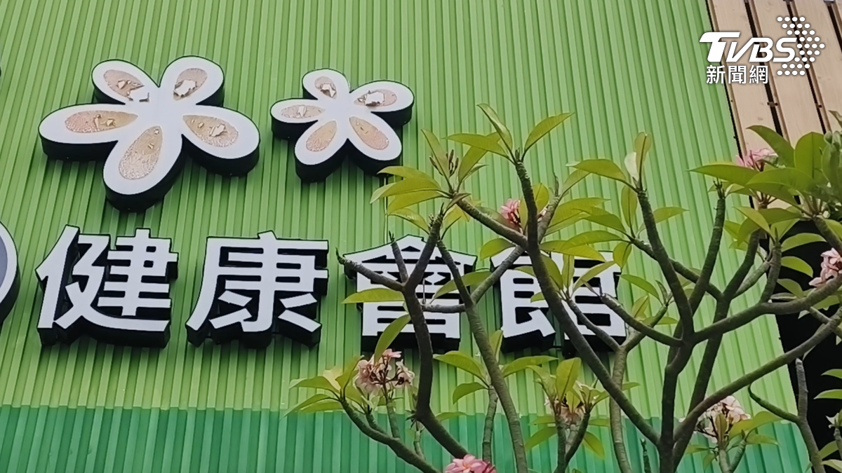 高雄一名女子到按摩店消費，沒想到卻疑似被男技師「吃豆腐」，控訴對方在按摩到腋下淋巴時，趁機摸了胸部超過10秒，嚇得立刻報警（圖／TVBS）