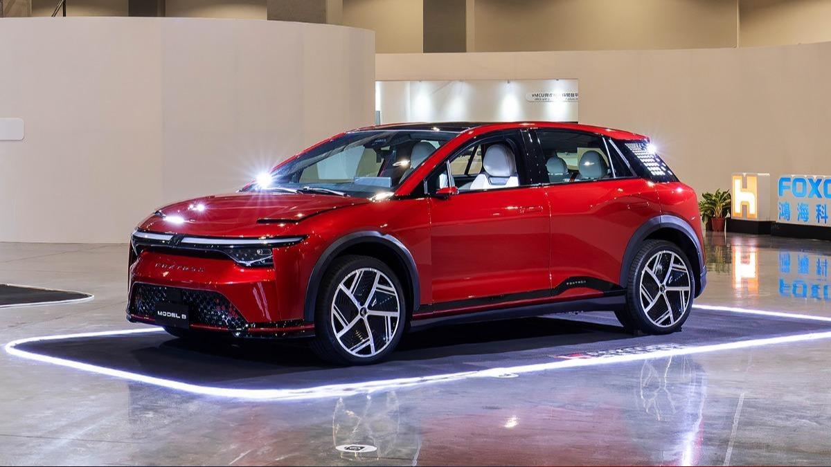 林姓工程師於摸彩抽中Model B。(圖/鴻海提供)