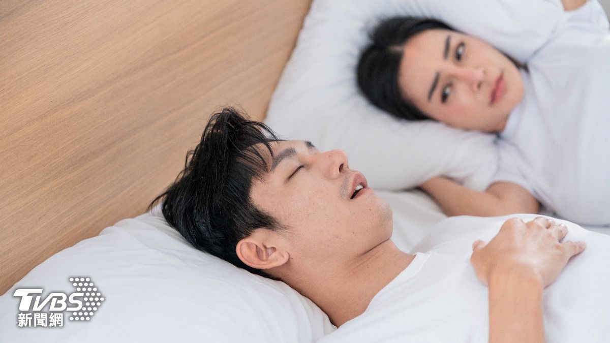 黑眼圈一直消不掉!醫示警「1習慣」恐害臉型改變、腦部缺氧