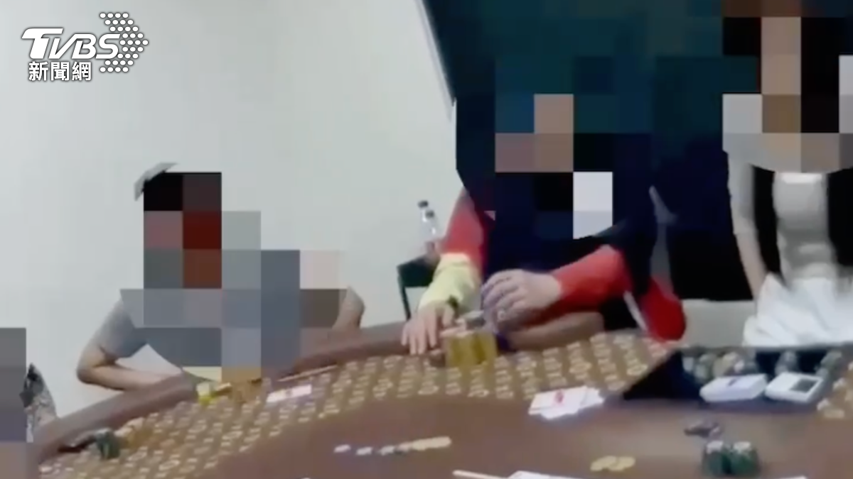 萬華民宅變賭窟!警破德州撲克 「女荷官」吸睛辣腿全都露