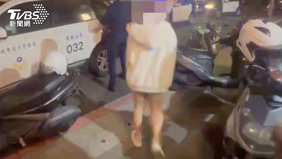 女荷官移送時露出大長腿。（圖／TVBS）