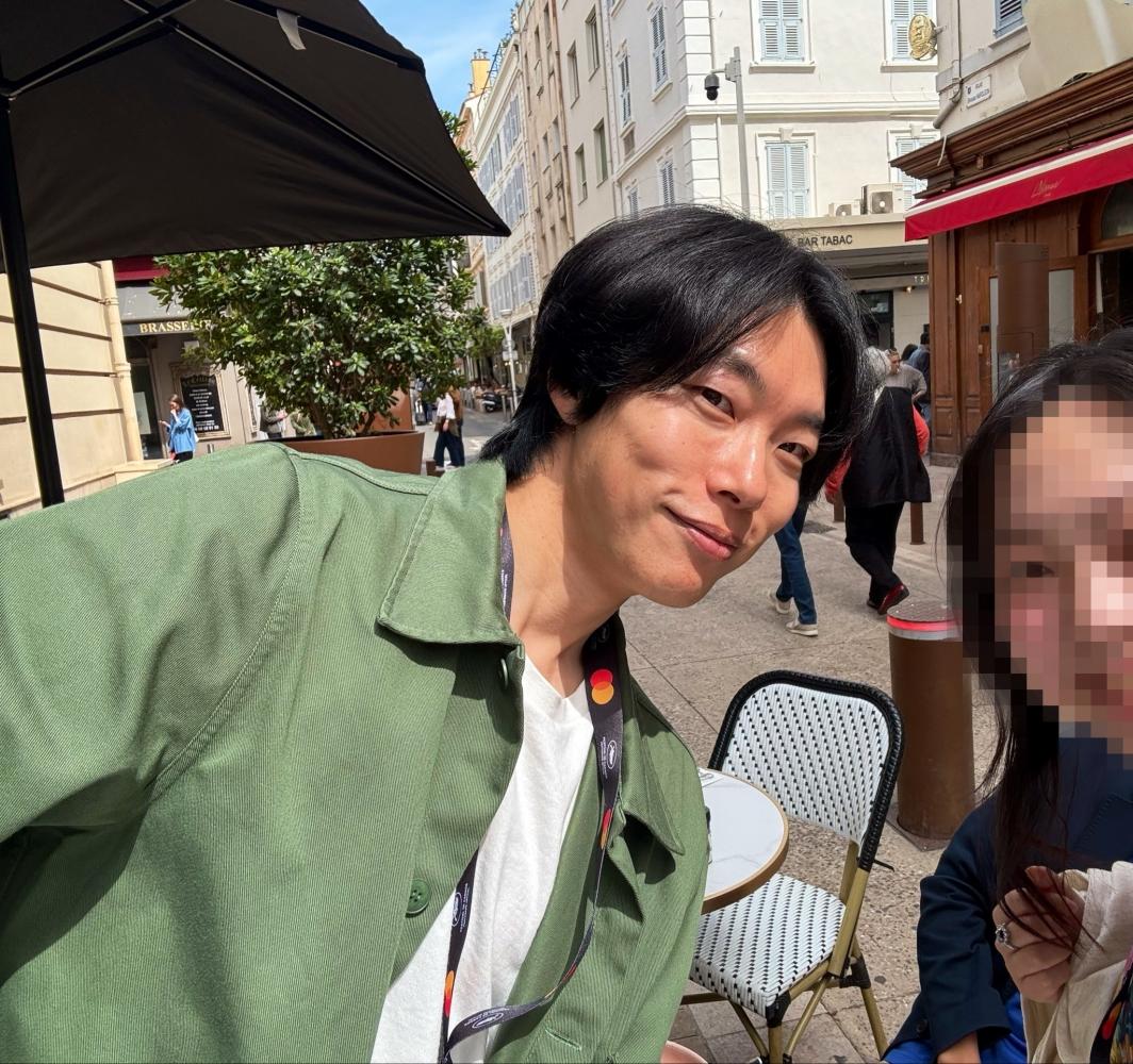 片商代表曬出跟柳俊烈的合照。(圖/翻攝自推特)