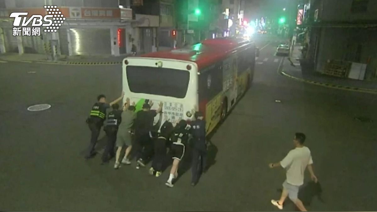深夜公車拋錨路中央!警民7人合推12噸車 暖心畫面曝。(圖/TVBS)