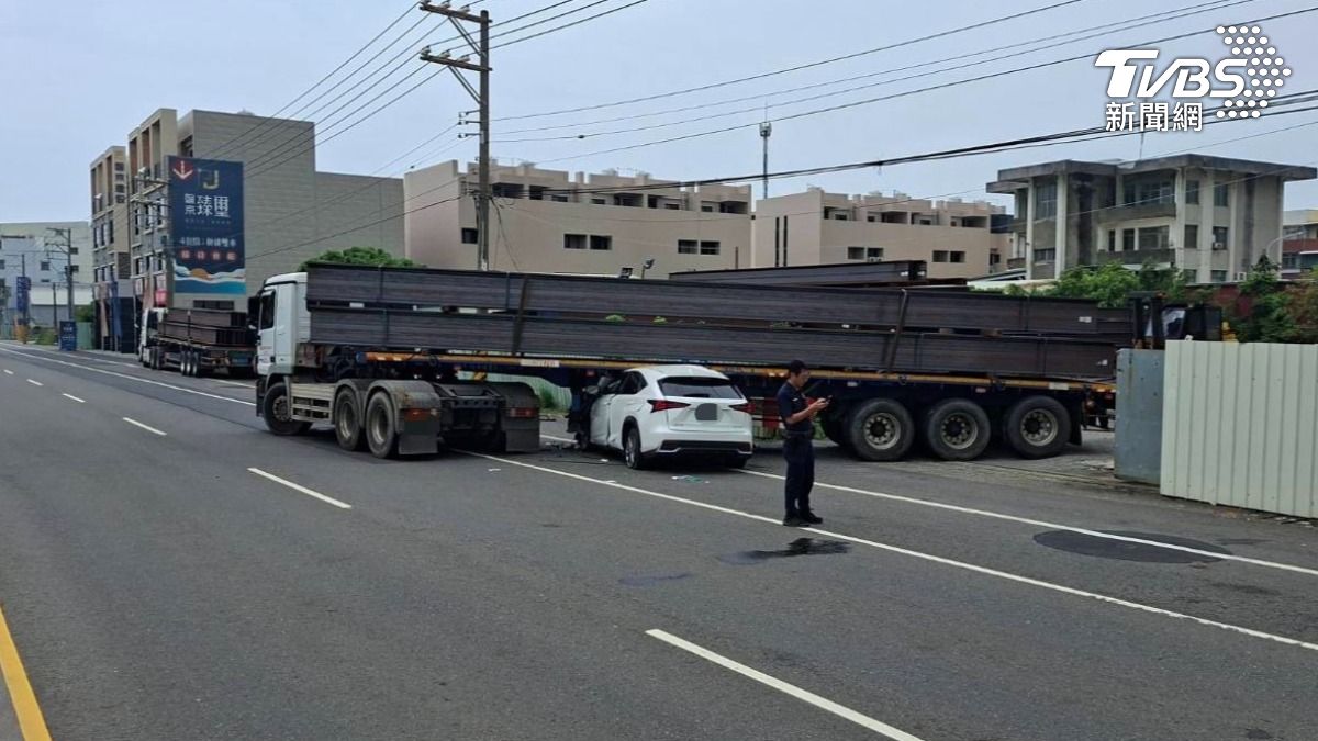 高雄大寮發生一起車禍事故，曾姓駕駛駕駛白色自小客，先是與一輛黑色自小客發生擦撞後，再撞上曳引車，整輛白車幾乎插進車底，一度沒有了生命跡象（圖／TVBS）