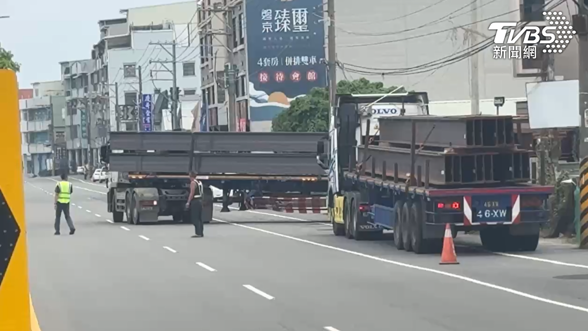 這一次發生車禍，並無人指揮或警示聯結車，警方表示，道交法並無規範大車一定要有人員指揮，因此初步研判沒有違規（圖／TVBS）