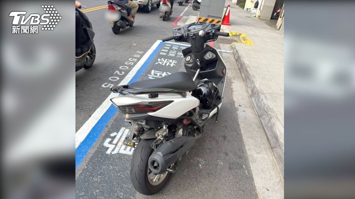 高雄左營一名陳姓騎士，沒掛車牌還騎上路，遭員警攔查謊稱「車牌剛飛走」，但警方發現他車牌已經遺失多日，並改車沒登記，警違規取締開罰4萬。（圖／TVBS）