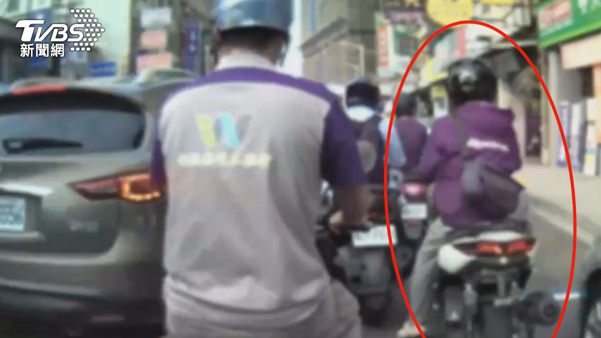 員警發現前方機車未懸掛車牌，立即上前攔查，他還辯稱是車牌剛飛了，還在找，但警方發現他車牌已經遺失多日，並改車沒登記，警違規取締開罰4萬。（圖／TVBS）