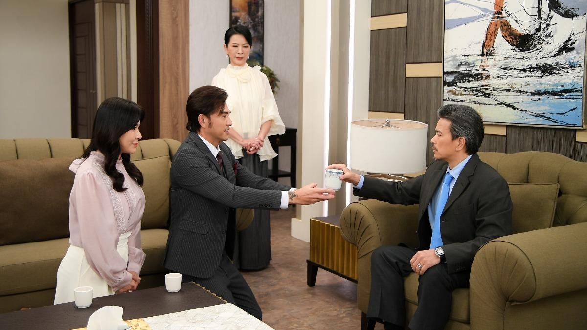 張倩（右二）形容台八劇情裡的「身世之謎」，根本像在開「身世盲盒」。（圖／三立提供）