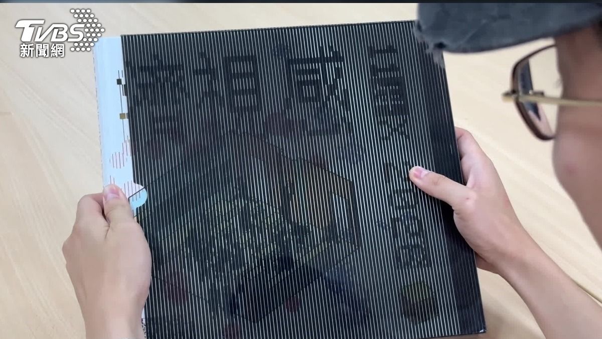 成功高中畢業紀念冊，利用光柵動畫做出會動的感覺，設計者是高三學生李承翰。（圖／TVBS）