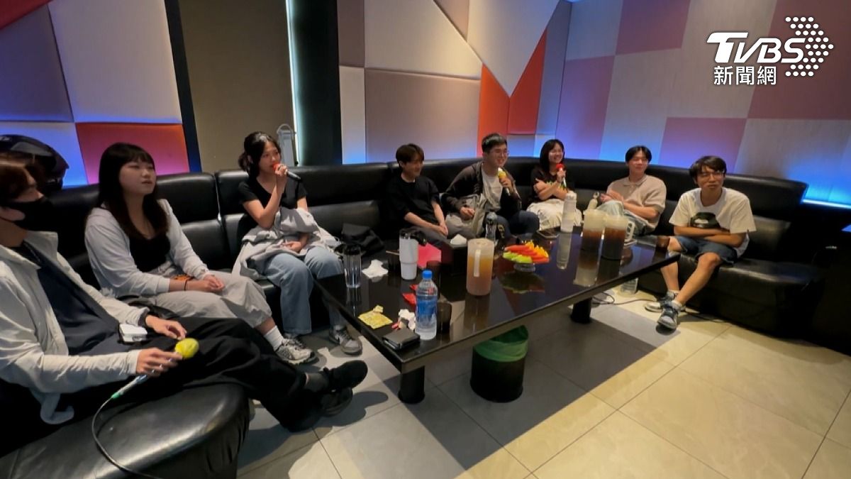 高雄KTV掀百元大戰,瞄準學生、上班族、長青族甚至夜班族,紛紛推出超殺優惠方案,平日只要百元CP值超高。(圖/TVBS)