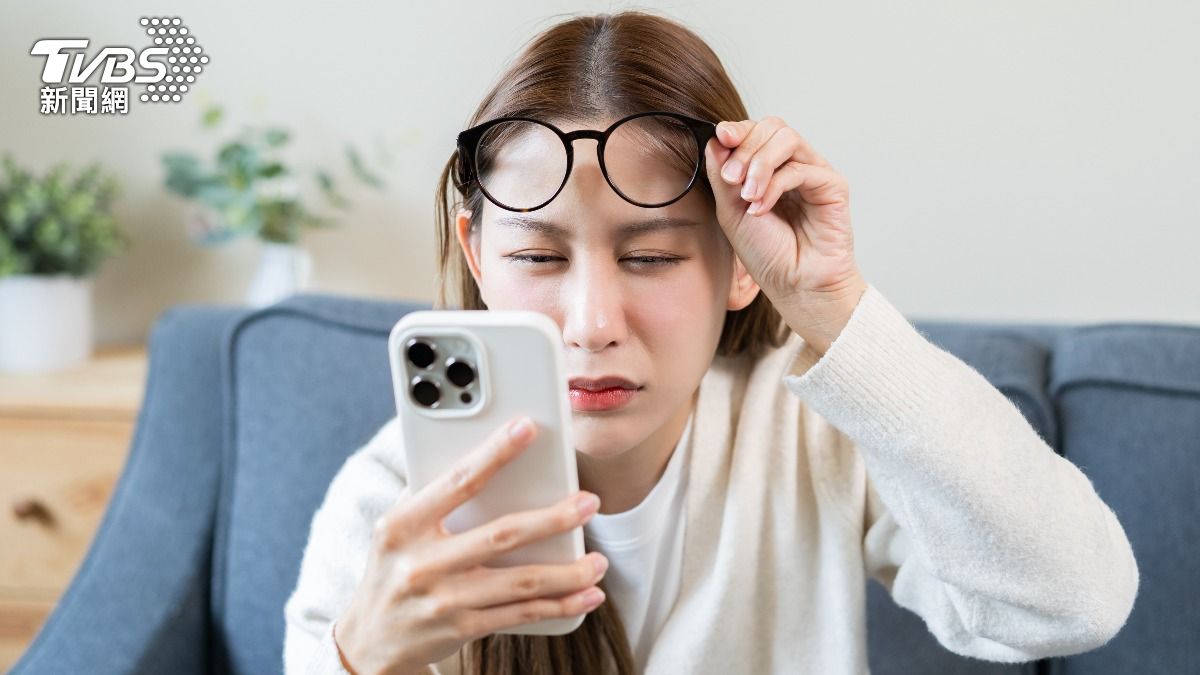 手機越拿越遠?10大傷眼習慣曝光:老花恐提前找上門