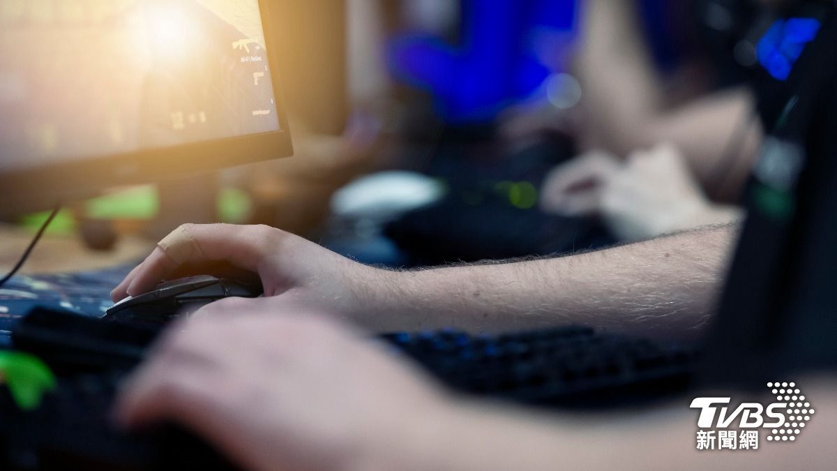 使用電腦時間過長,可能會造成眨眼頻率過低。(示意圖/shutterstock達志影像)