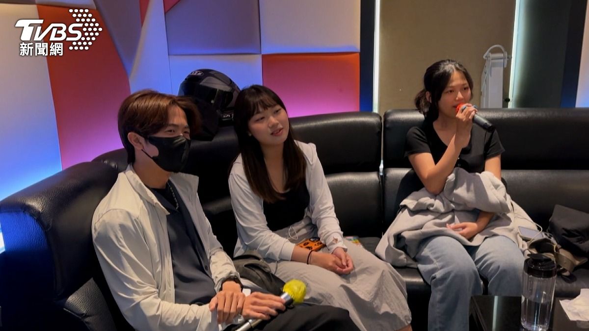 也有其他業者推出學生專屬方案,小包廂一口價333元可容納5人,平均每人只要60多元,還加贈炸物雙拼及飲料喝到飽。(圖/TVBS)