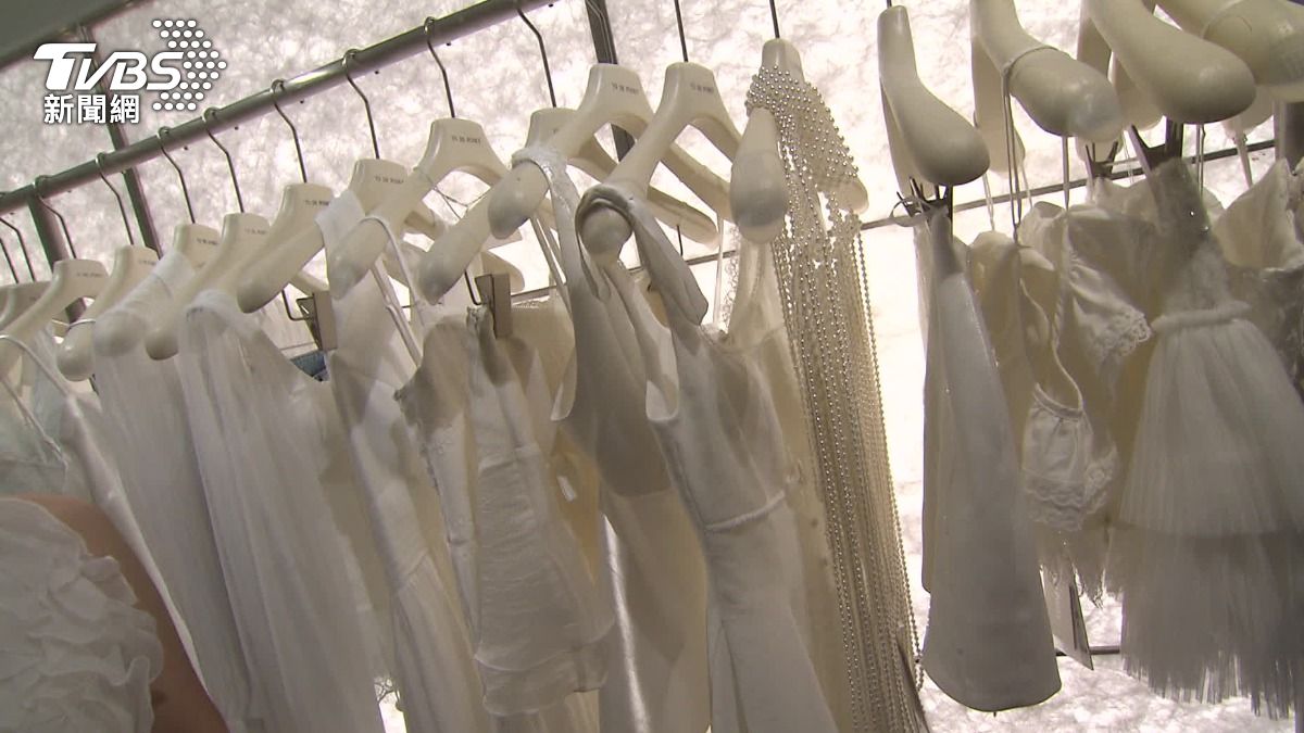 有畢業生會選擇介於洋裝和正式禮服之間的「輕禮服」。(圖/TVBS)