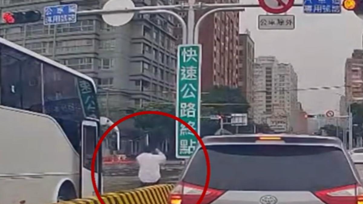客運駕駛為反映號誌問題下車拍照。(圖/threads@houlixander)