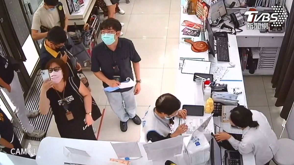 此次稽查強度已超過正常公務員執行法律的比例原則，將所有人當作罪犯般翻箱倒櫃，每一位員工、每位護士都會被3至4名官員包圍不斷問話。（圖／TVBS）
