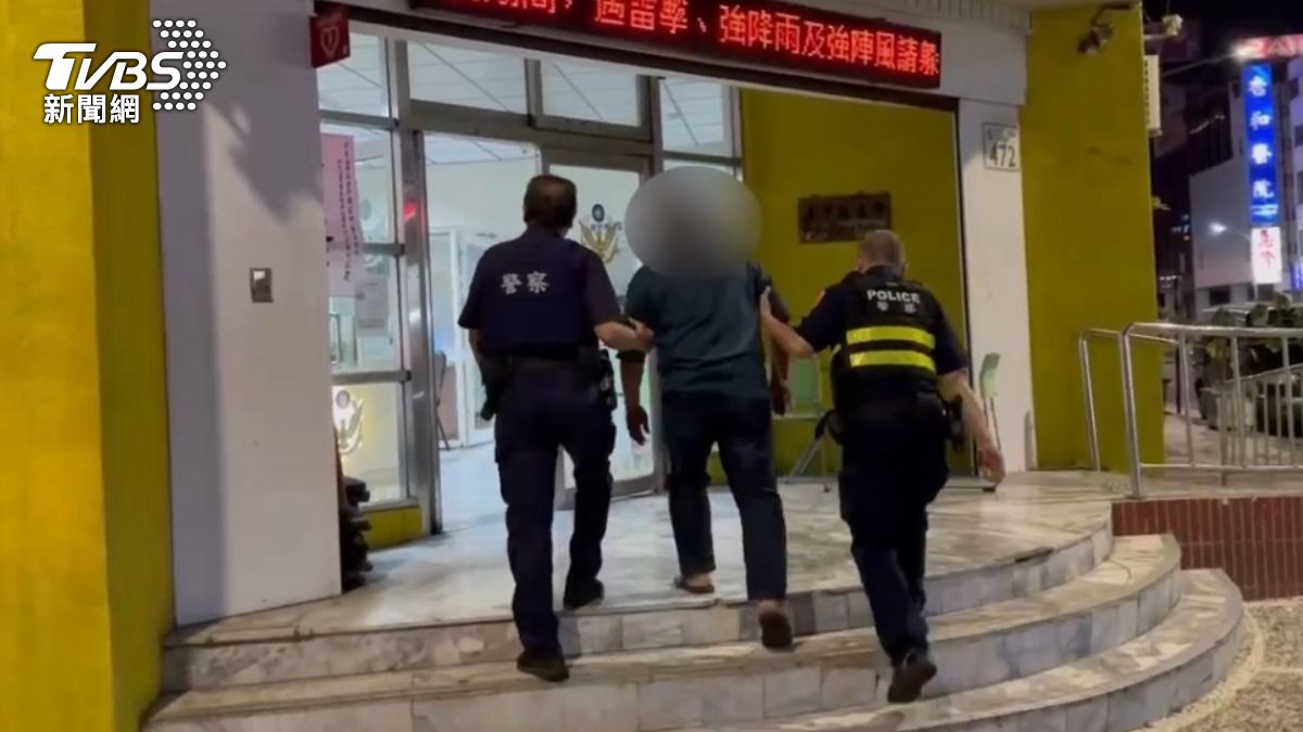 楊男持酒瓶攻擊蔡男造成頭部撕裂傷,員警隨即將楊男帶返派出所釐清案情。(圖/TVBS)
